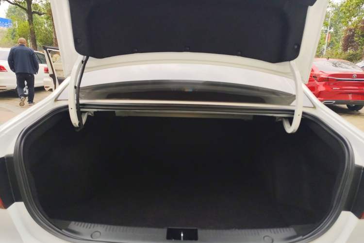 Used Roewe i6 2020 PLUS 1.6L Manual 4G Connect Glory Flagship Edition Trunk