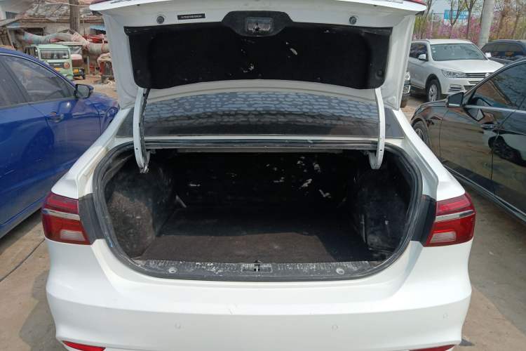 Used Roewe i6 2020 PLUS 1.6L Manual 4G Connect Glory Luxury Edition Trunk