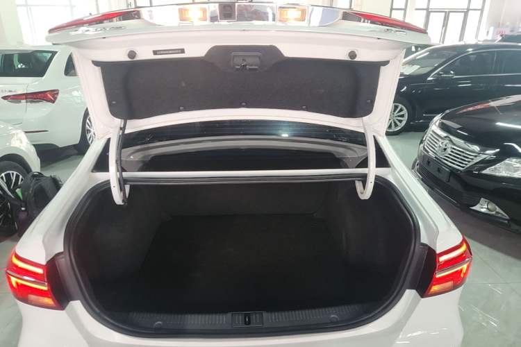 Used Roewe i6 2020 PLUS 1.6L CVT 4G Connected Glory Flagship Edition Trunk