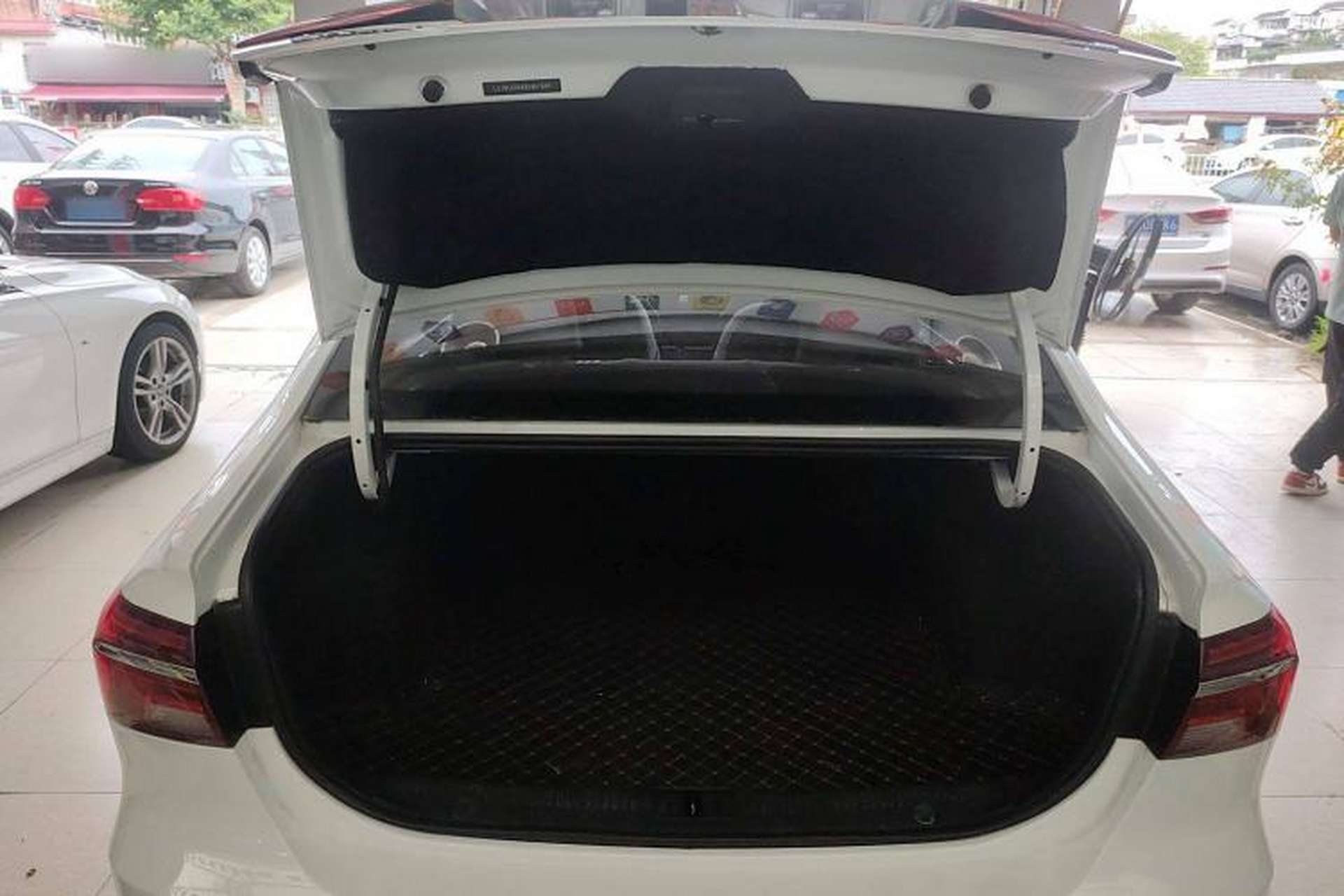 Used Roewe i6 2020 PLUS 1.6L CVT 4G Connected Glory Flagship Edition Trunk