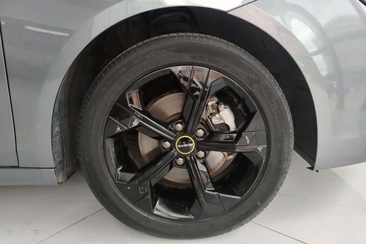 Used Roewe i6 MAX 2020 300TGI Automatic Cool & Stylish Skyroof Edition Left Front Wheel Hub