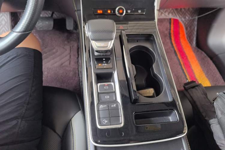 Used Roewe i6 MAX 2020 300TGI Automatic Cool & Stylish Skyroof Edition Gear Lever