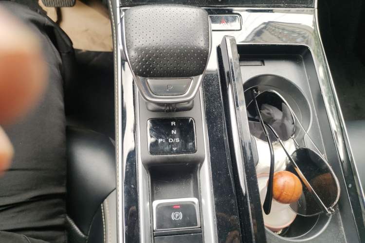 Used Roewe i6 MAX 2020 300TGI Automatic Cool & Stylish Skyroof Edition Gear Lever
