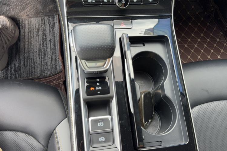 Used Roewe i6 MAX 2020 300TGI Automatic Cool & Stylish Skyroof Edition Gear Lever