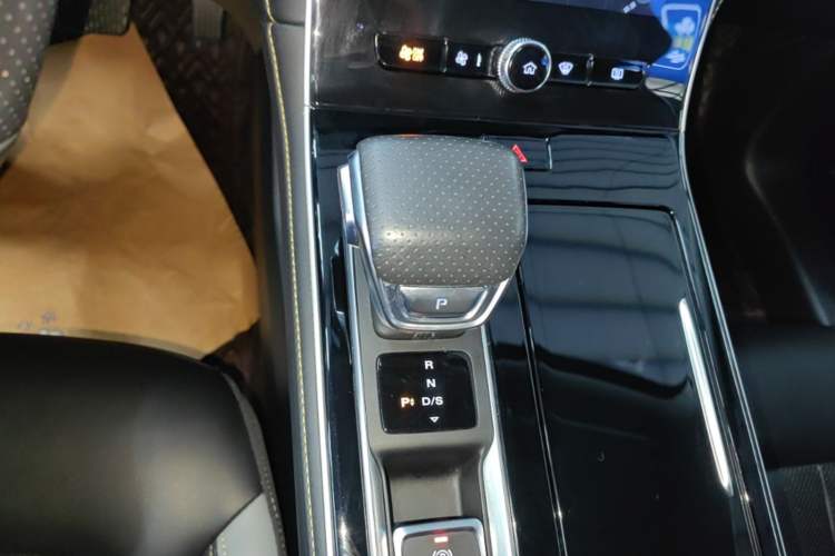 Used Roewe i6 MAX 2020 300TGI Automatic Cool & Stylish Skyroof Edition Gear Lever