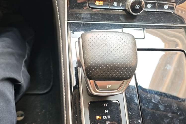 Used Roewe i6 MAX 2020 300TGI Automatic Cool & Stylish Skyroof Edition Gear Lever