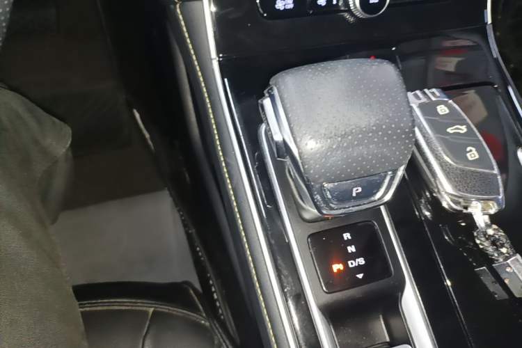 Used Roewe i6 MAX 2020 300TGI Automatic "Swell Cool Smart Drive" Edition Gear Lever