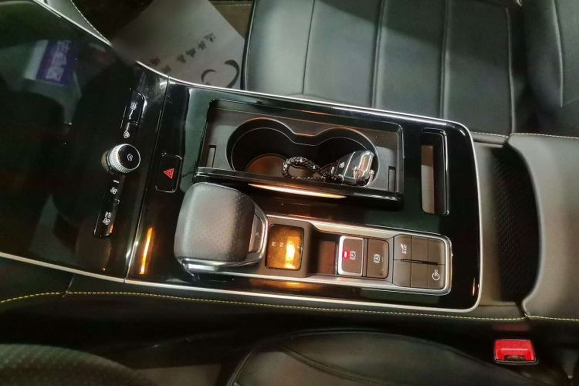 Used Roewe i6 MAX 2020 300TGI Automatic "Swell Cool Smart Drive" Edition Gear Lever