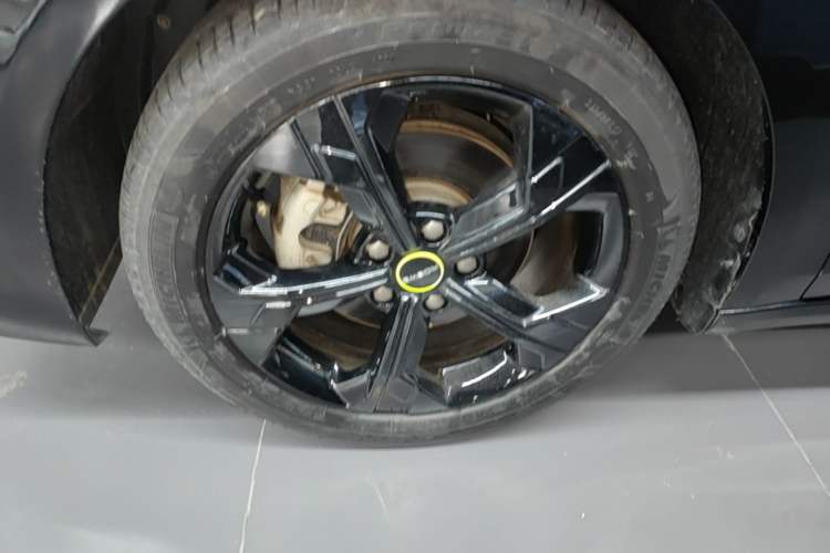 Used Roewe i6 MAX 2020 300TGI Automatic Cool & Stylish Skyroof Edition Left Front Wheel Hub