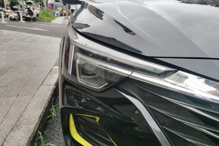 Used Roewe i6 MAX 2020 300TGI Automatic Cool & Stylish Skyroof Edition Right Front Headlight