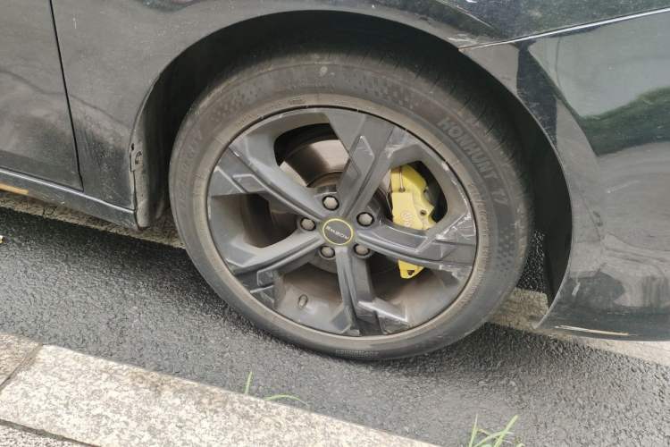 Used Roewe i6 MAX 2020 300TGI Automatic Cool & Stylish Skyroof Edition Right Front Wheel Hub