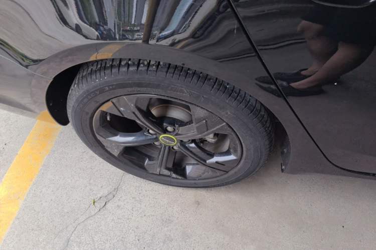 Used Roewe i6 MAX 2020 300TGI Automatic Cool & Stylish Skyroof Edition Right Rear Wheel Hub
