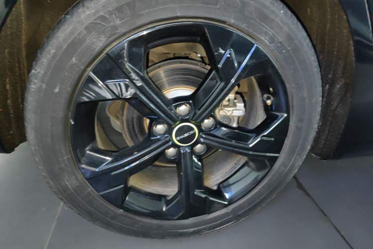 Used Roewe i6 MAX 2020 300TGI Automatic Cool & Stylish Skyroof Edition Right Rear Wheel Hub