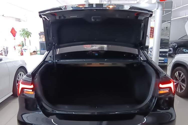 Used Roewe i6 MAX 2020 300TGI Automatic Sporty Cool Edition Trunk