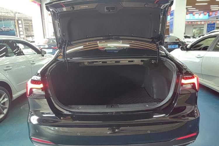 Used Roewe i6 MAX 2020 300TGI Automatic Sporty Cool Edition Trunk