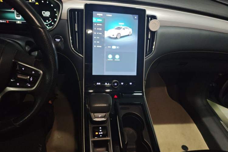 Used Roewe i6 MAX 2020 300TGI Automatic Supreme Edition with Cool Sunroof and Advanced Driving Features Audio And AC Panel