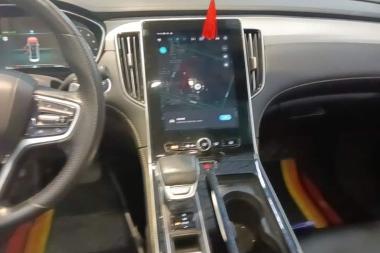 Used Roewe i6 MAX 2020 300TGI Automatic Supreme Edition with Cool Sunroof and Advanced Driving Features Audio And AC Panel