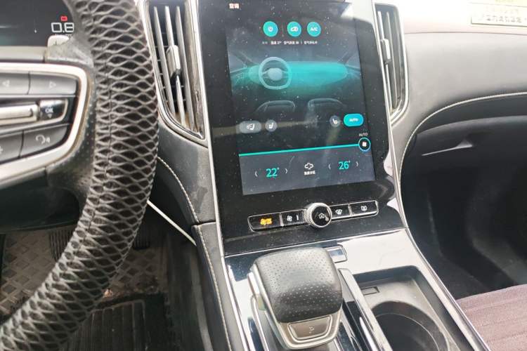 Used Roewe i6 MAX 2020 300TGI Automatic Supreme Edition with Cool Sunroof and Advanced Driving Features Audio And AC Panel
