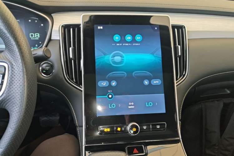 Used Roewe i6 MAX 2020 300TGI Automatic Supreme Edition with Cool Sunroof and Advanced Driving Features Audio And AC Panel