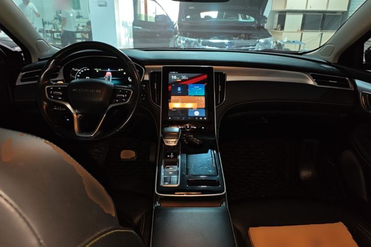 Used Roewe i6 MAX 2020 300TGI Automatic "Swell Cool Smart Drive" Edition Center Console