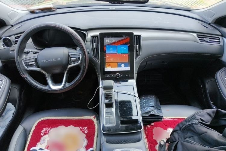 Used Roewe i6 MAX 2020 300TGI Automatic Supreme Edition with Cool Sunroof and Advanced Driving Features Center Console