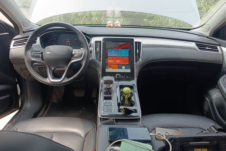 Used Roewe i6 MAX 2020 300TGI Automatic "Swell Cool Smart Drive" Edition Center Console