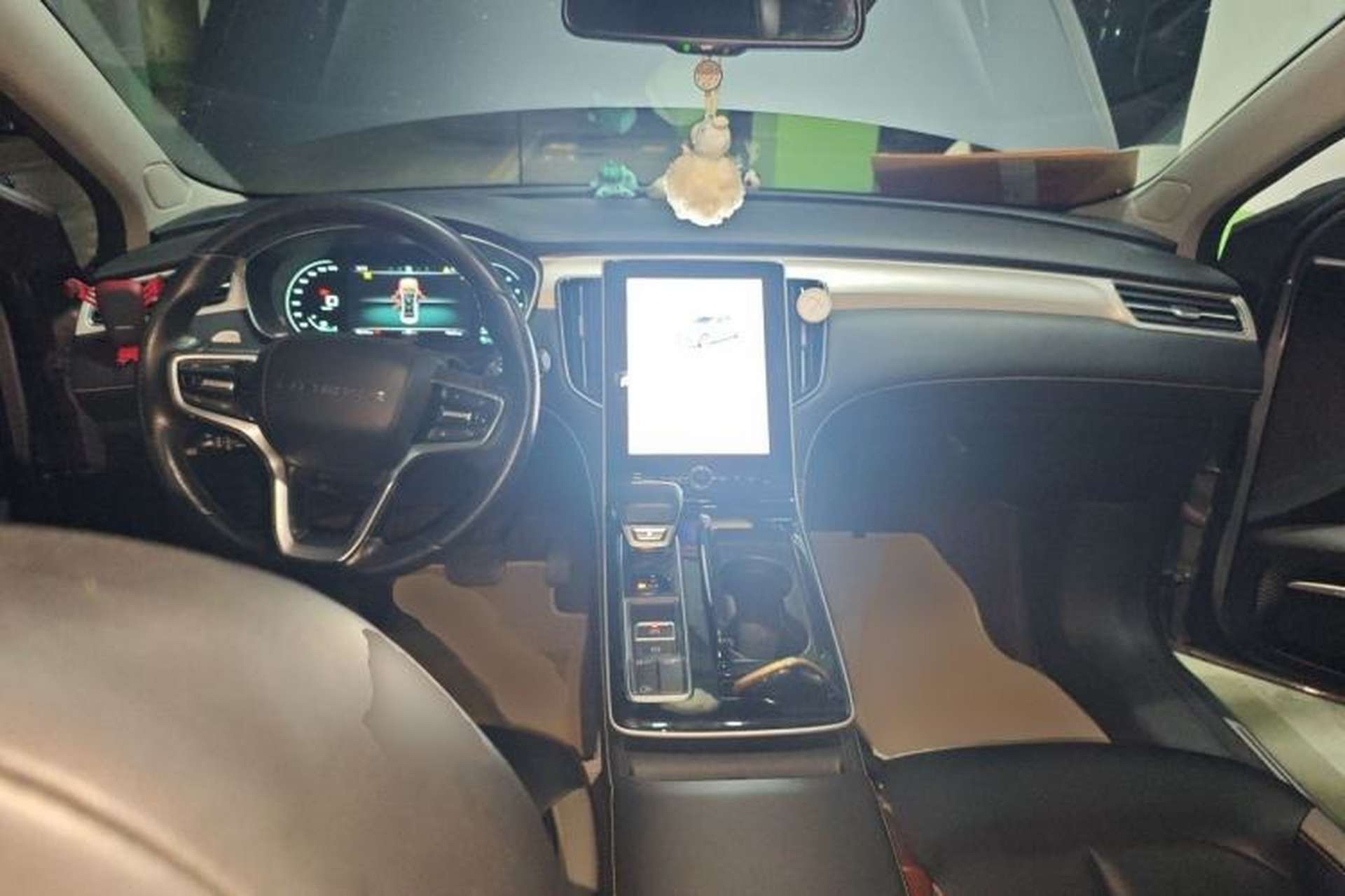 Used Roewe i6 MAX 2020 300TGI Automatic Supreme Edition with Cool Sunroof and Advanced Driving Features Center Console