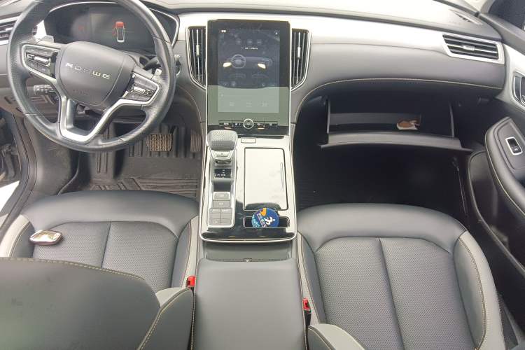 Used Roewe i6 MAX 2020 300TGI Automatic Supreme Edition with Cool Sunroof and Advanced Driving Features Center Console