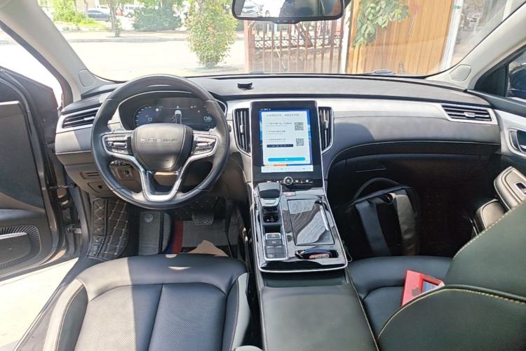 Used Roewe i6 MAX 2020 300TGI Automatic Supreme Edition with Cool Sunroof and Advanced Driving Features Center Console