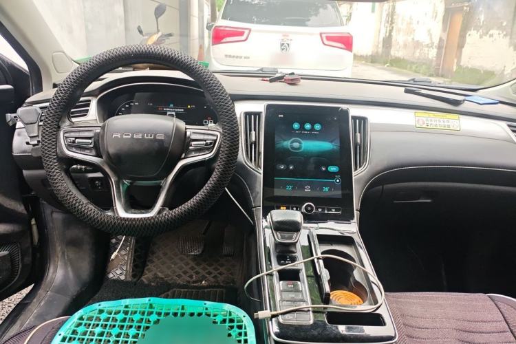 Used Roewe i6 MAX 2020 300TGI Automatic Supreme Edition with Cool Sunroof and Advanced Driving Features Center Console