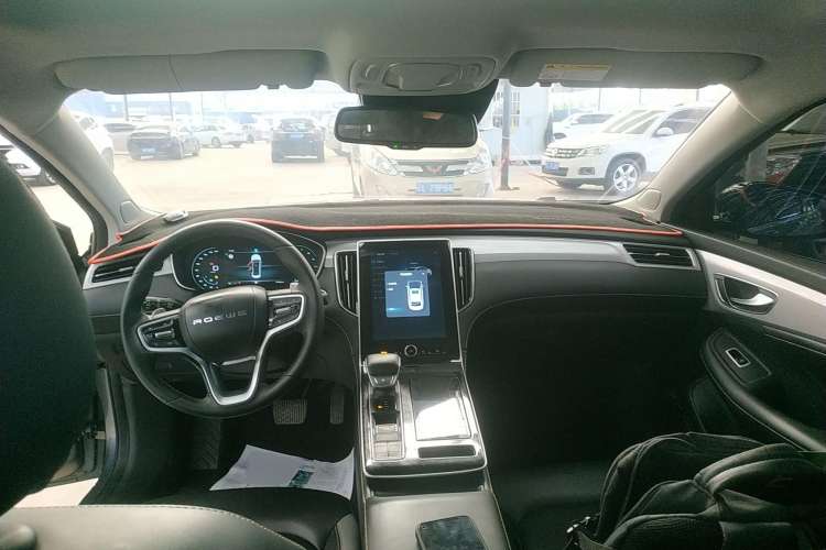 Used Roewe i6 MAX 2020 300TGI Automatic Supreme Edition with Cool Sunroof and Advanced Driving Features Center Console