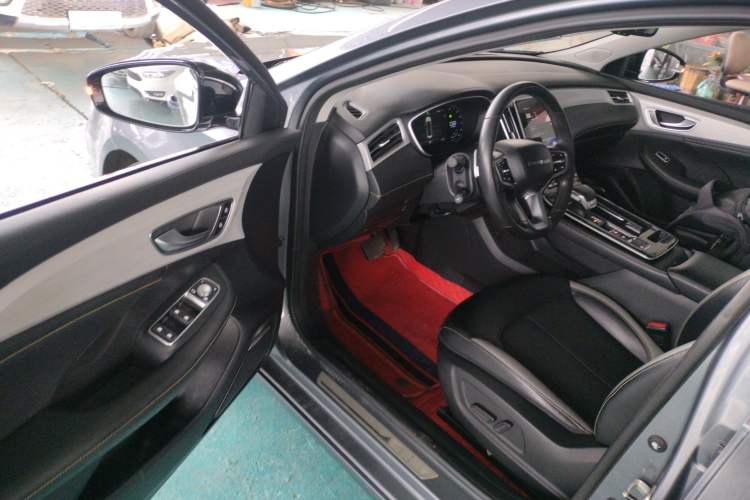 Used Roewe i6 MAX 2020 300TGI Automatic Supreme Edition with Cool Sunroof and Advanced Driving Features Driver Seat