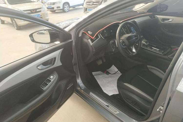 Used Roewe i6 MAX 2020 300TGI Automatic Supreme Edition with Cool Sunroof and Advanced Driving Features Driver Seat