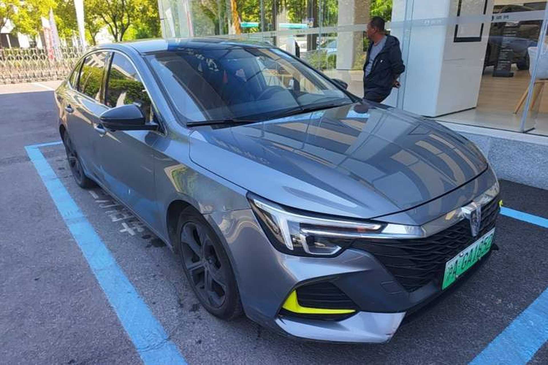 Used Roewe i6 MAX 2020 300TGI Automatic Cool & Stylish Skyroof Edition Front Right 45 Deg