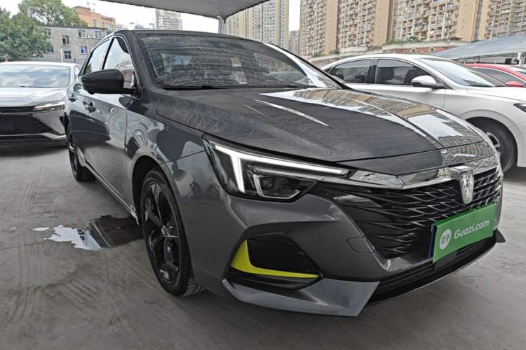 Used Roewe i6 MAX 2020 300TGI Automatic Supreme Edition with Cool Sunroof and Advanced Driving Features Front Right 45 Deg