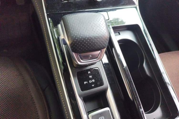 Used Roewe i6 MAX 2020 300TGI Automatic "Swell Cool Smart Drive" Edition Gear Lever