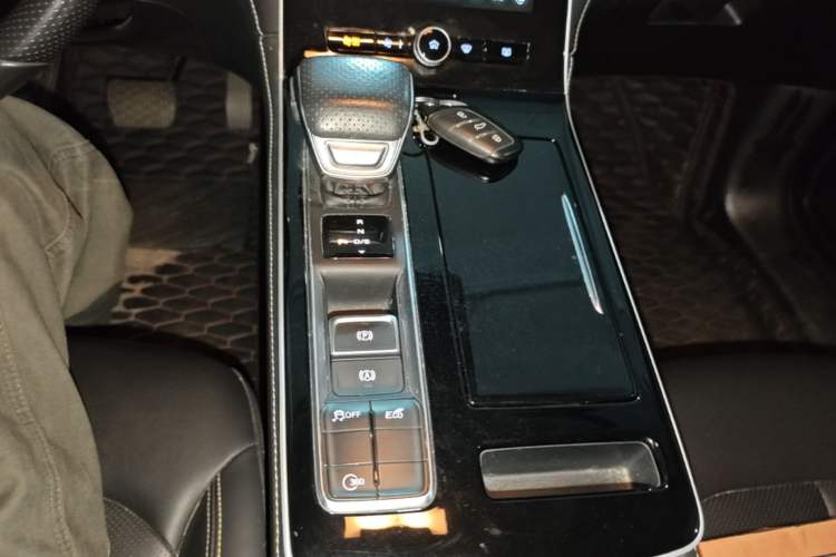 Used Roewe i6 MAX 2020 300TGI Automatic "Swell Cool Smart Drive" Edition Gear Lever