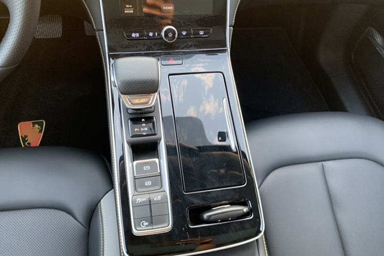 Used Roewe i6 MAX 2020 300TGI Automatic Cool & Stylish Skyroof Edition Gear Lever