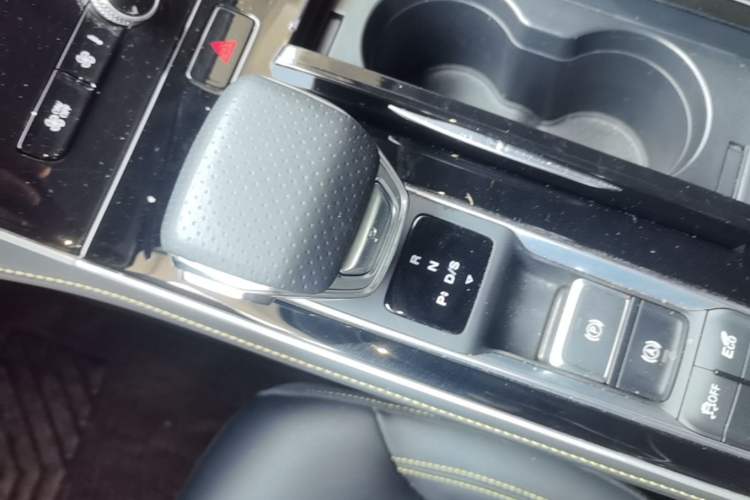 Used Roewe i6 MAX 2020 300TGI Automatic "Swell Cool Smart Drive" Edition Gear Lever