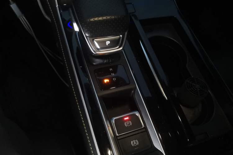 Used Roewe i6 MAX 2020 300TGI Automatic Cool & Stylish Skyroof Edition Gear Lever
