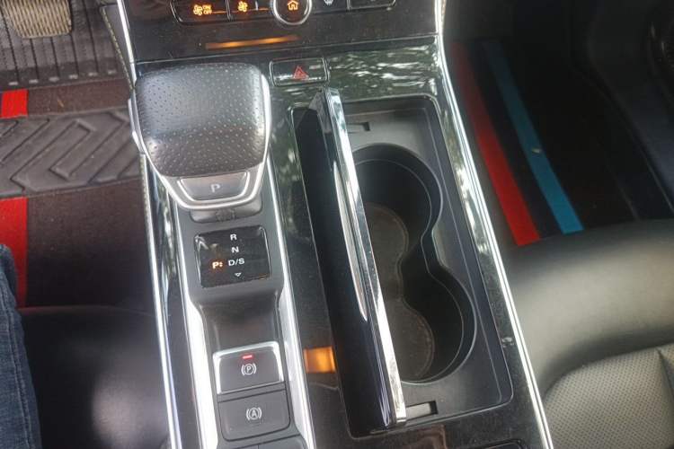 Used Roewe i6 MAX 2020 300TGI Automatic Sporty Cool Edition Gear Lever