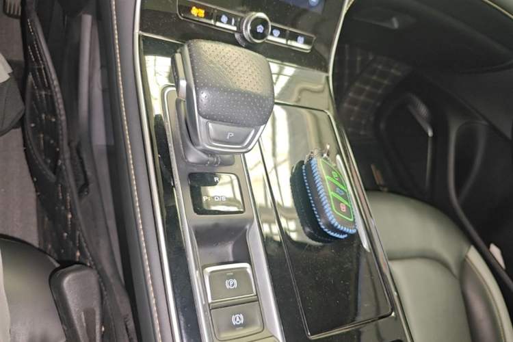 Used Roewe i6 MAX 2020 300TGI Automatic Supreme Edition with Cool Sunroof and Advanced Driving Features Gear Lever
