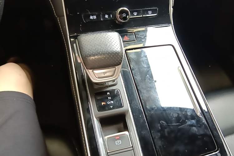 Used Roewe i6 MAX 2020 300TGI Automatic "Swell Cool Smart Drive" Edition Gear Lever