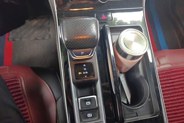 Used Roewe i6 MAX 2020 300TGI Automatic "Swell Cool Smart Drive" Edition Gear Lever