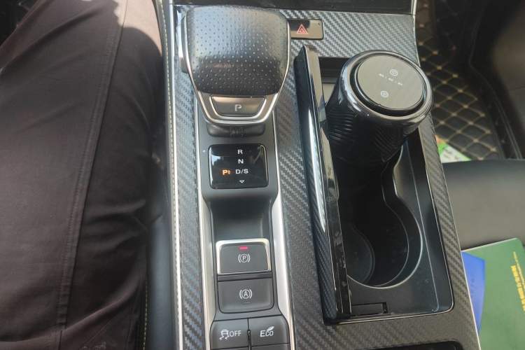 Used Roewe i6 MAX 2020 300TGI Automatic "Swell Cool Smart Drive" Edition Gear Lever