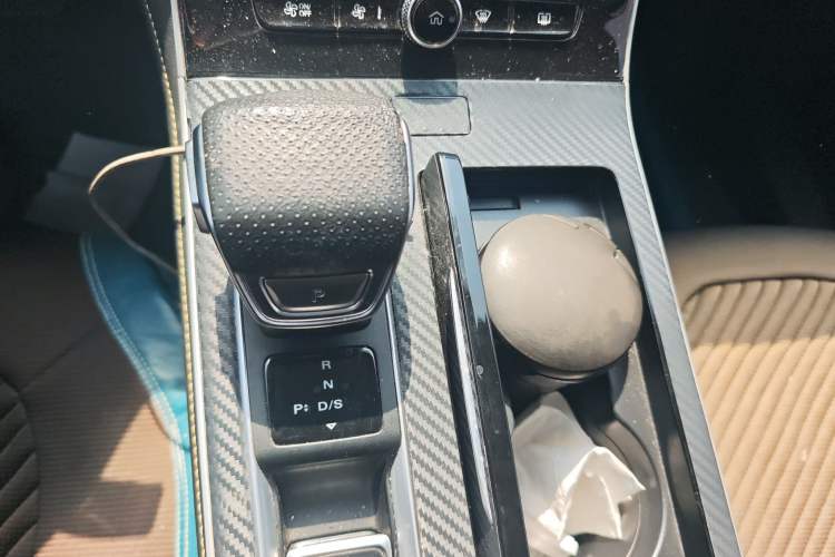 Used Roewe i6 MAX 2020 300TGI Automatic Sporty Cool Edition Gear Lever