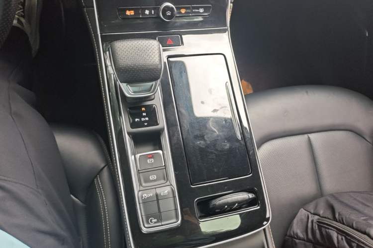 Used Roewe i6 MAX 2020 300TGI Automatic "Swell Cool Smart Drive" Edition Gear Lever