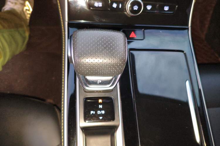 Used Roewe i6 MAX 2020 300TGI Automatic "Swell Cool Smart Drive" Edition Gear Lever