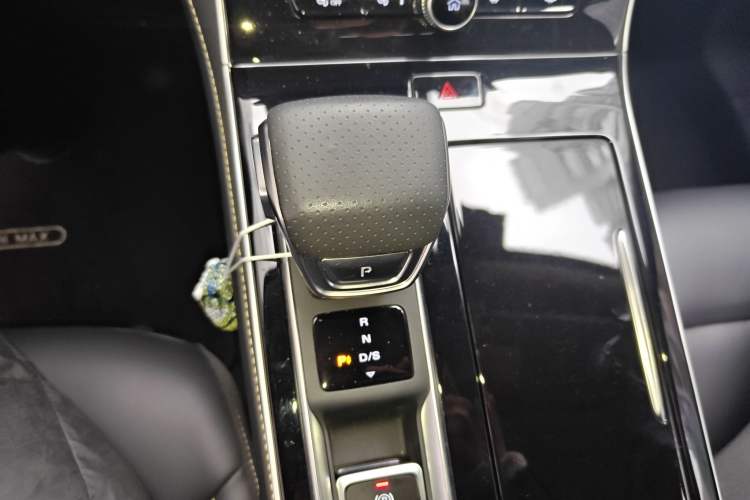 Used Roewe i6 MAX 2020 300TGI Automatic "Swell Cool Smart Drive" Edition Gear Lever