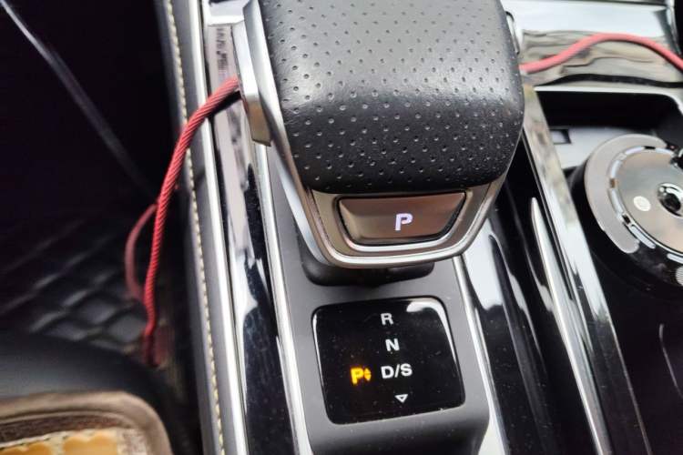 Used Roewe i6 MAX 2020 300TGI Automatic Cool & Stylish Skyroof Edition Gear Lever